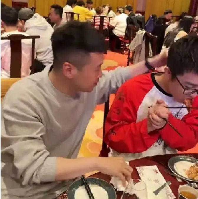 樊霄堂办喜事那天，张九龄拿话筒串场，王九龙杨九郎左右护法，阵仗够大。
老郭人在海