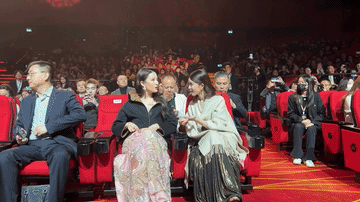 文咏珊一看就好喜欢刘亦菲，她一直侧身靠向刘亦菲，一看就很主动的想和刘亦菲聊天，刘