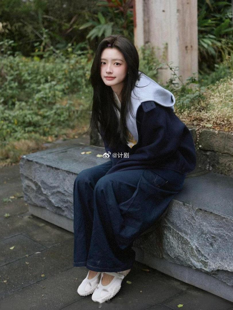徐若晗说自己没什么朋友 有些人朋友遍天下但没几个真的，徐若晗朋友不多但每一个应该