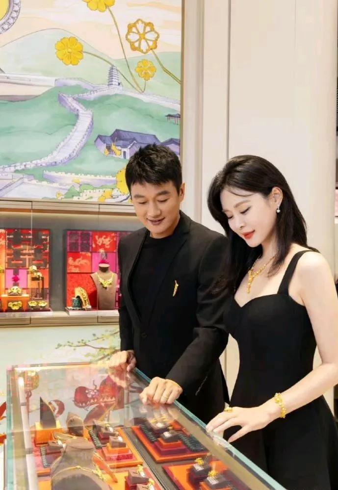 在娱乐圈这个充满诱惑和变数的圈子里。她们俩十几年如一日的恩爱夫妻关系犹如一股清流