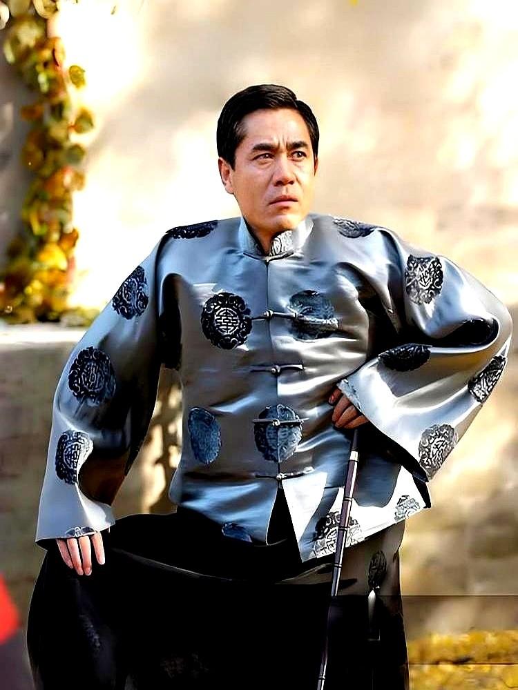 戏拍完了，人也火了，可那个最想让他看见的人，再也看不见了。

2000年，陈宝国