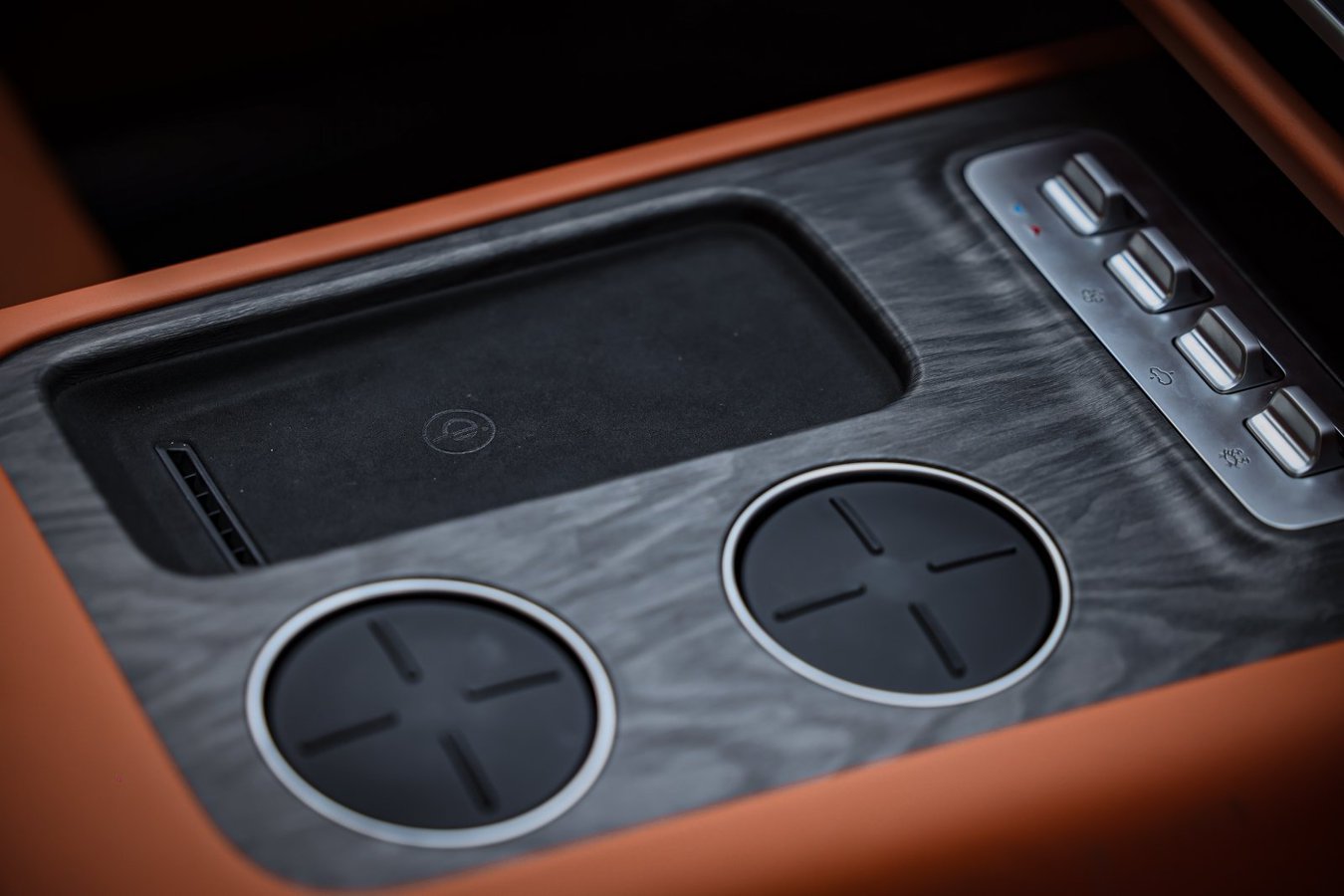 魏牌V9X试驾解锁AI智能体 魏牌V9X50万，能买到一辆怎样的车？是堆砌的豪华