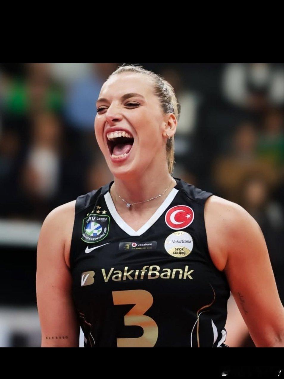 瓦基弗银行同本土著名二传奥兹巴依续签了一年的合同。国际排坛动态女排