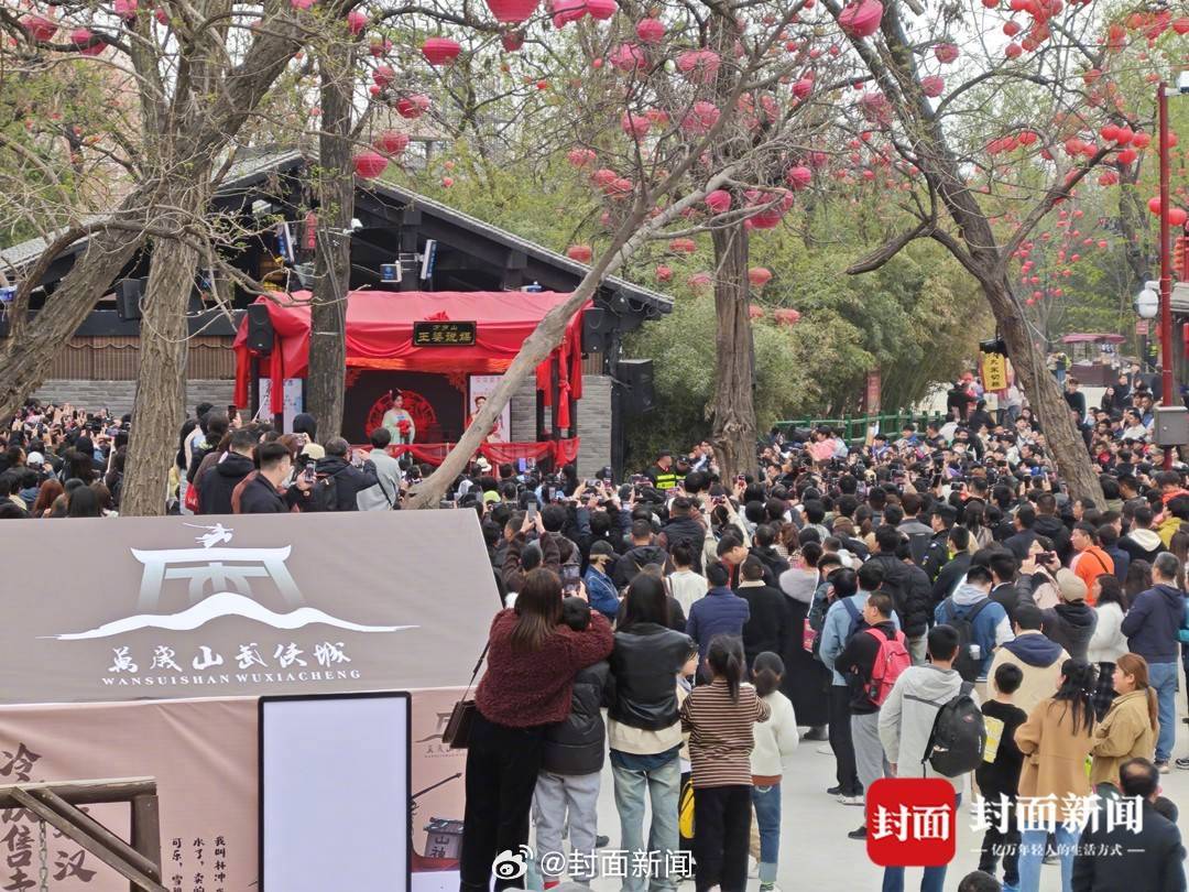 【#景区回应已婚男子相亲事件#：将对后续相亲者进行查证】#李婆代班说媒现场火热依