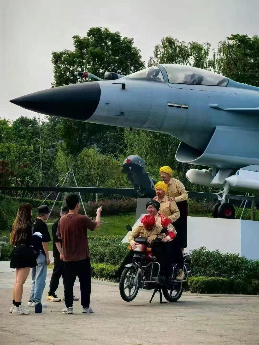 看我的摩托，看我的摩托，哒哒哒 ​​​