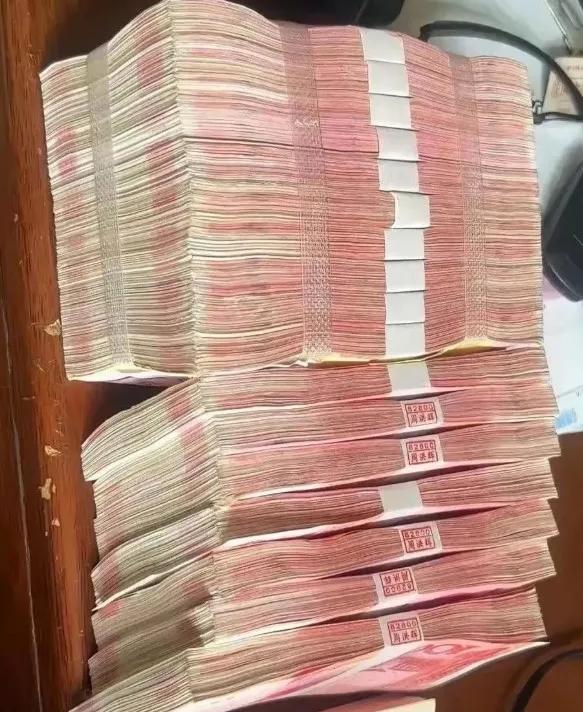 【惊爆！某员工高调宣称“向苗晶晶同志学习”，背后真相竟是……想成万人迷搞钱？】