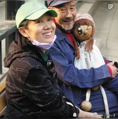 李雪健妻子于海丹，原本是空政话剧团的优秀演员，出身艺术世家，姑姑是表演艺术家于蓝