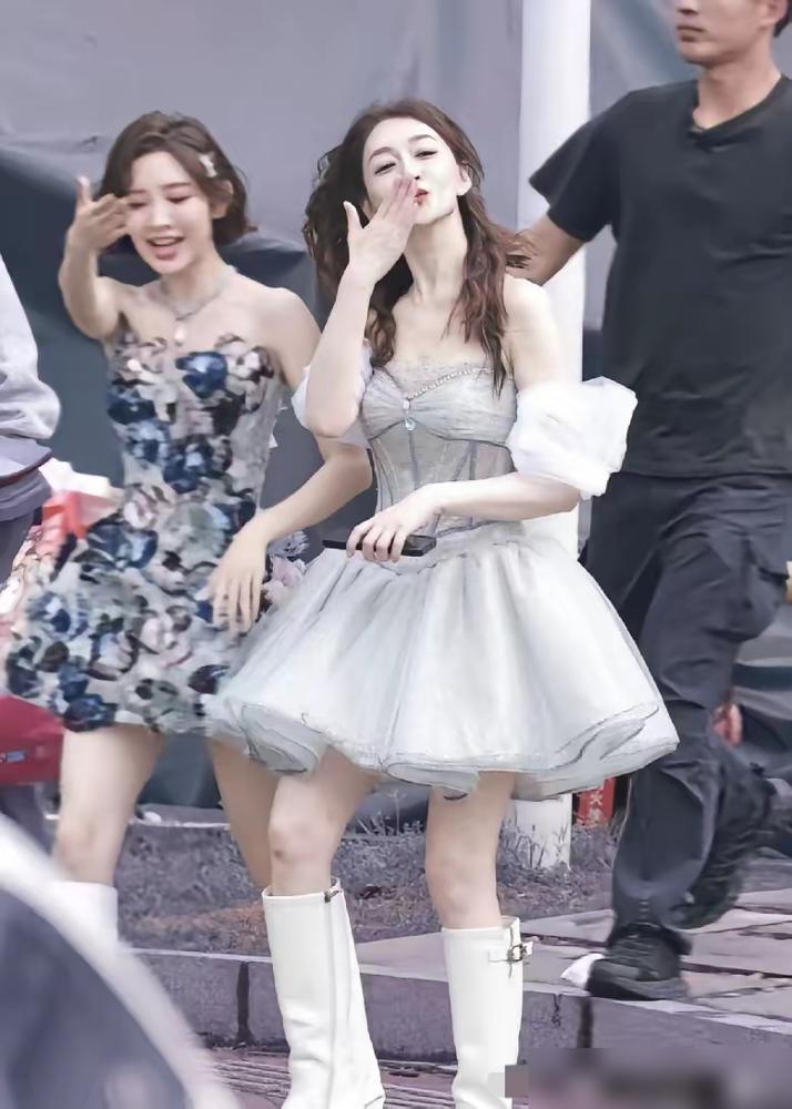 吃醋？李小冉50岁舞台上软萌，她老公当年直接甩出5个亿让她随便作。
你以为这就