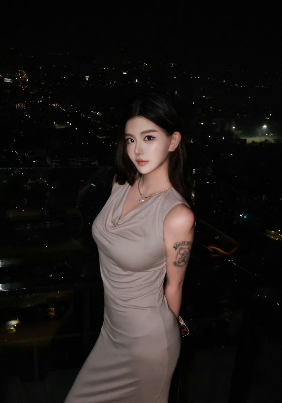 韩安冉出车祸真的看得人心里一紧，现场状况特别凶险，万幸人都平安无事，开车出行真的