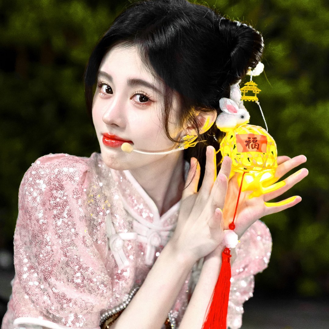 💙鞠婧祎露芜衣💙鞠婧祎上官芷 我想我们都会在某天平静的接受一切 拥有从狂风暴