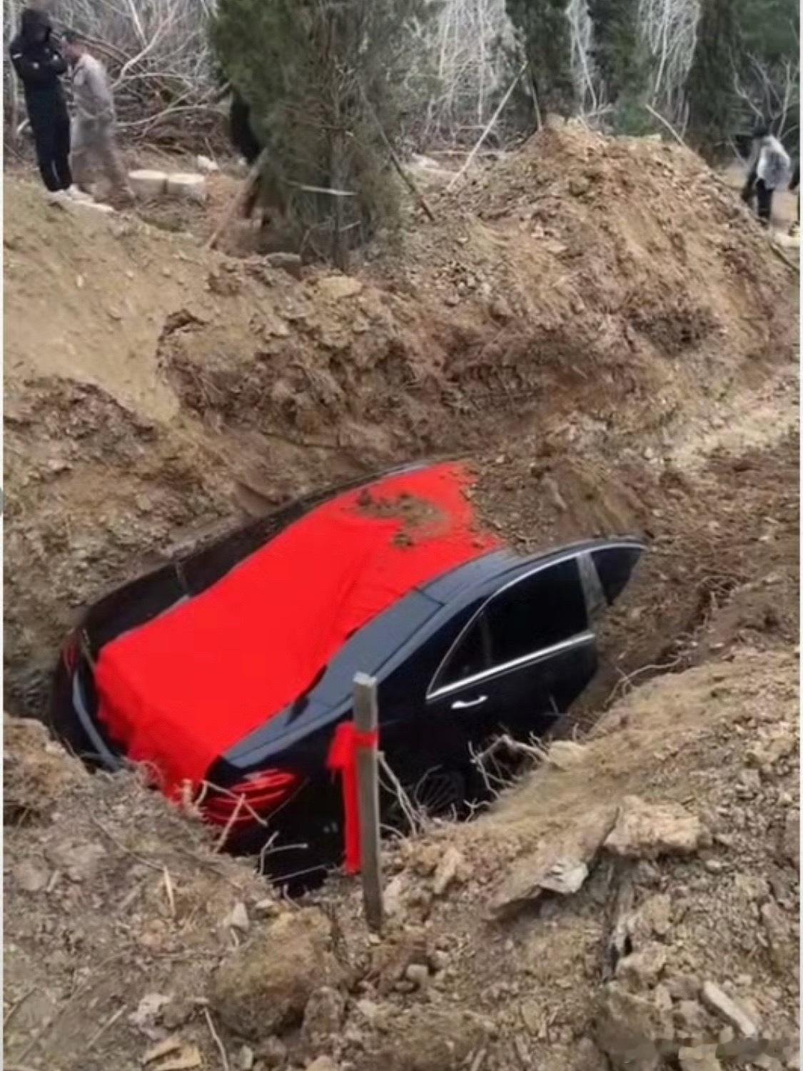 民政局回应用真奔驰车陪葬还是个S……这真的不会被人连夜挖走吗