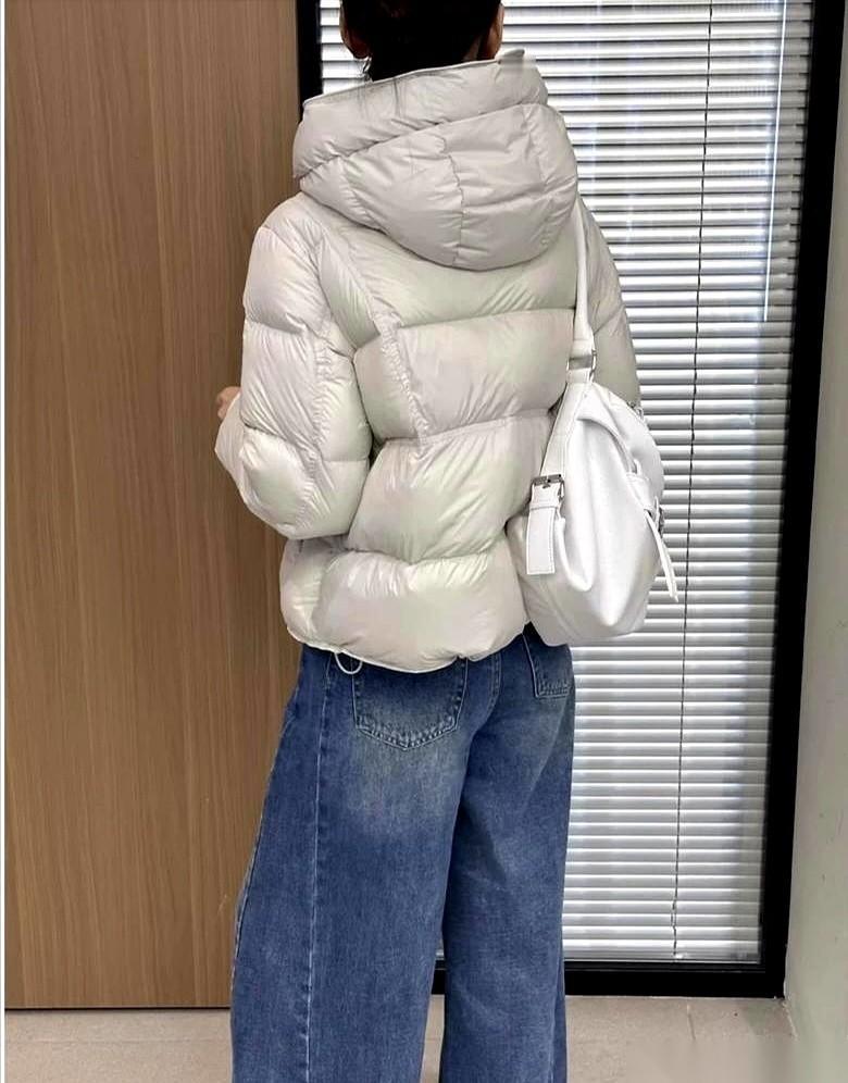 我真是笑死了。
一帮人天天在网上喊：千万别买短款羽绒服！不保暖！不实用！丑！
结