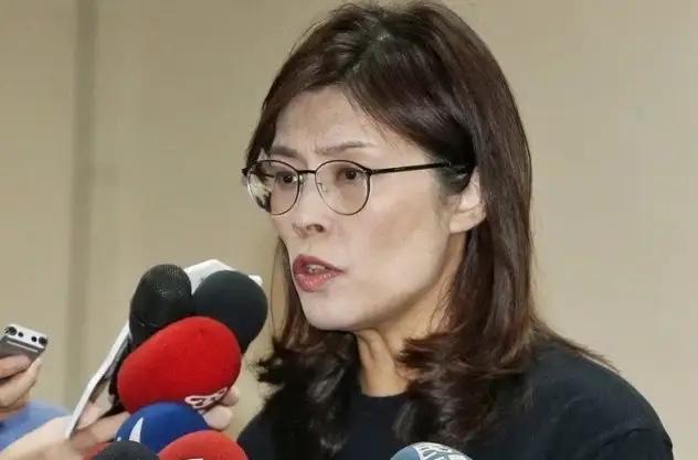 就在昨天，连战之子连胜文的嫡系大将李德维，突然寸步不离地出现在了郑丽文的身边！这