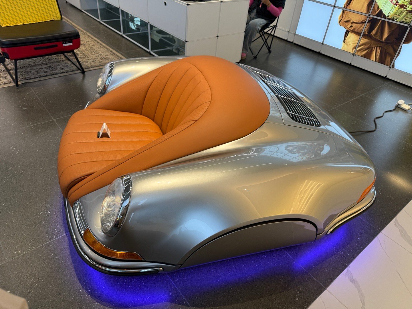 今天逛街，在一家店里看到了一个保时捷901的沙发音响，做工很好，漆面超级好，看着