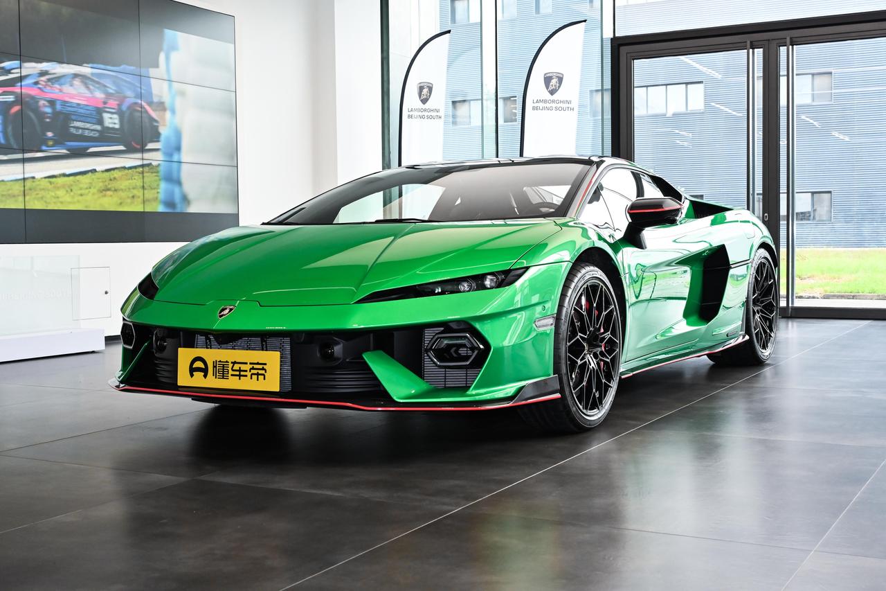 周冠宇，这位2023年本命年的车手，成长之路满是汗水与坚韧。从7岁接触卡丁车，到