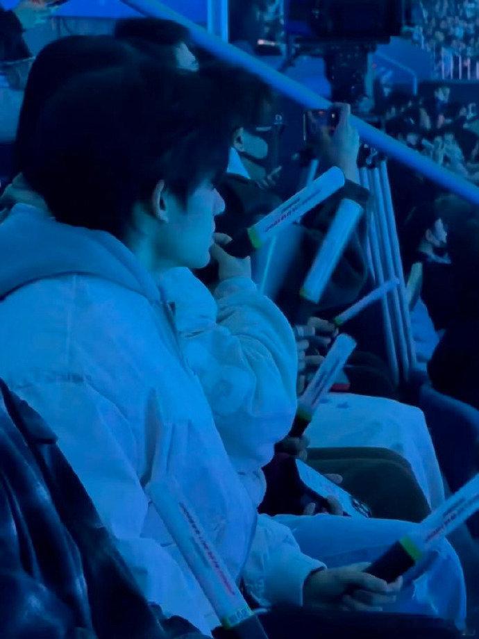 余宇涵去了张杰演唱会余宇涵看张杰演唱会余宇涵去张杰演唱会了梦幻联动！余宇涵去看张