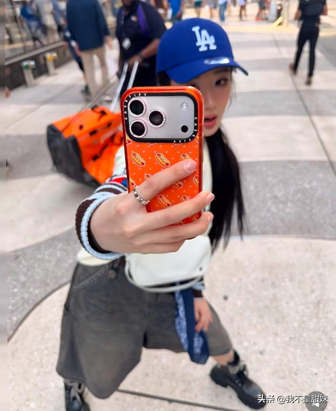 杨紫的睫毛都是紫色💜的！
这次变成了街头酷女孩，美食，棒球⚾️她都拥有了，吱吱