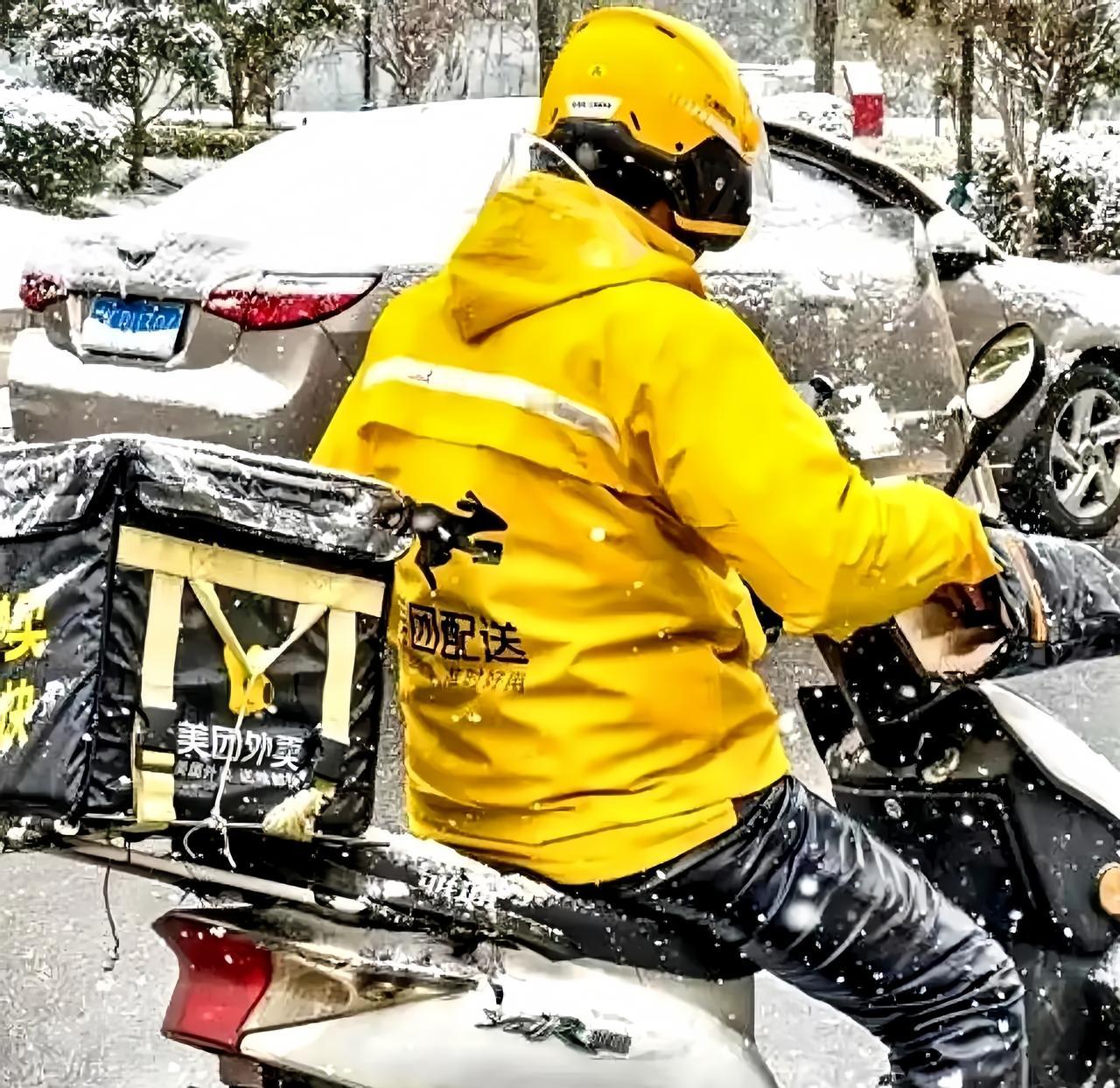 老陈是我之前的同事，公司裁员后他gap了三个月，后来直接注册成了骑手。有次我们约