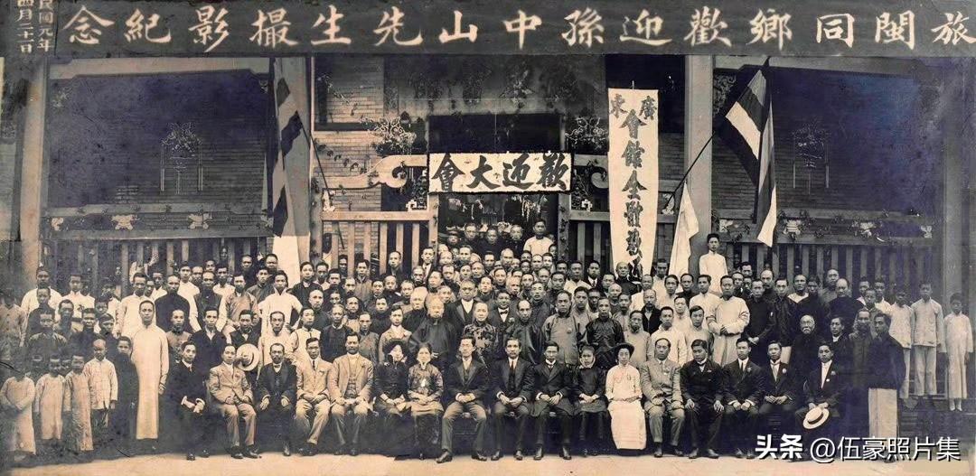 1912年4月1日，孙中山为促成南北统一，辞去临时大总统职务。他计划经上海、武汉