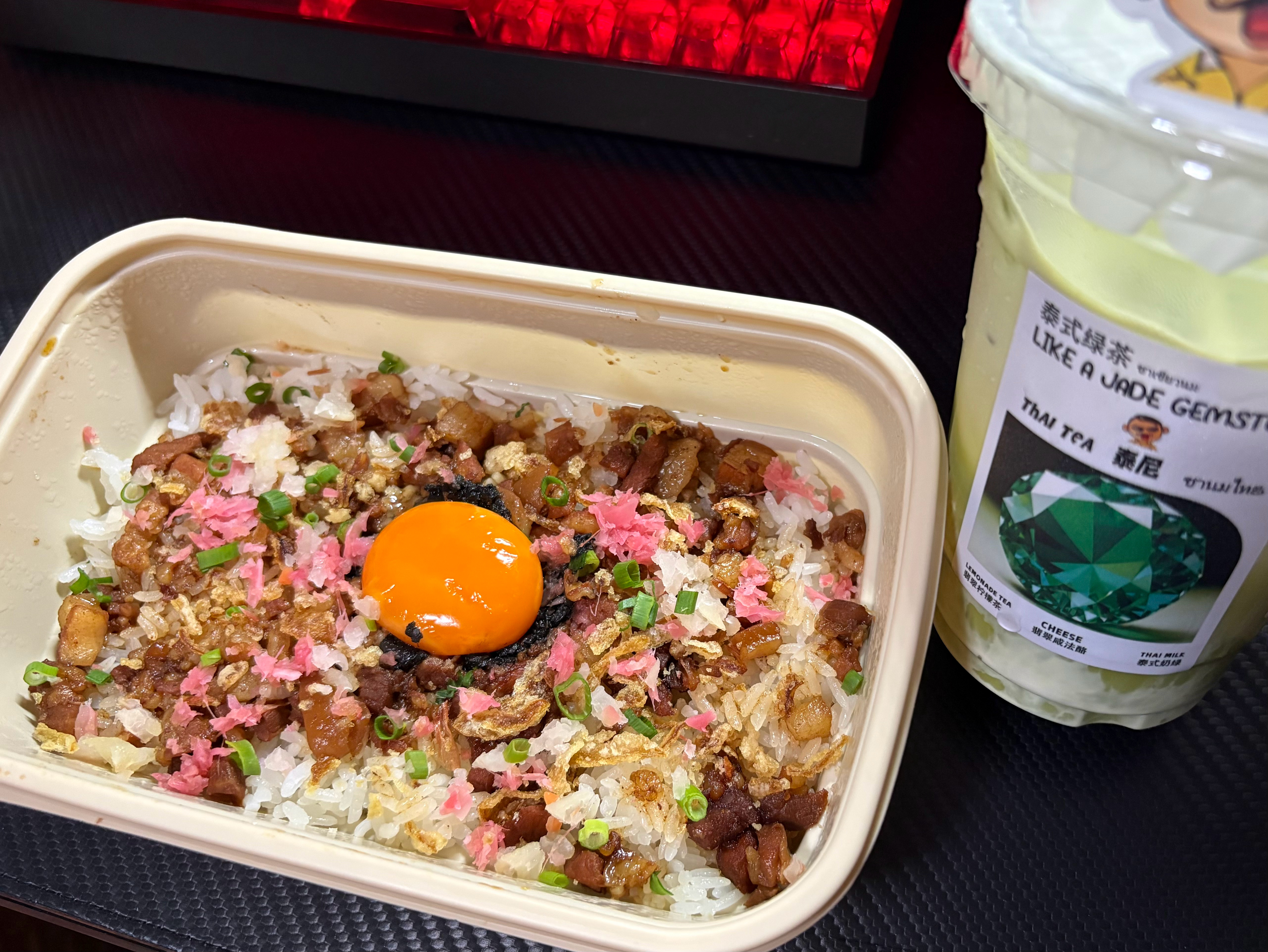像饿了八百年一样狂吃 