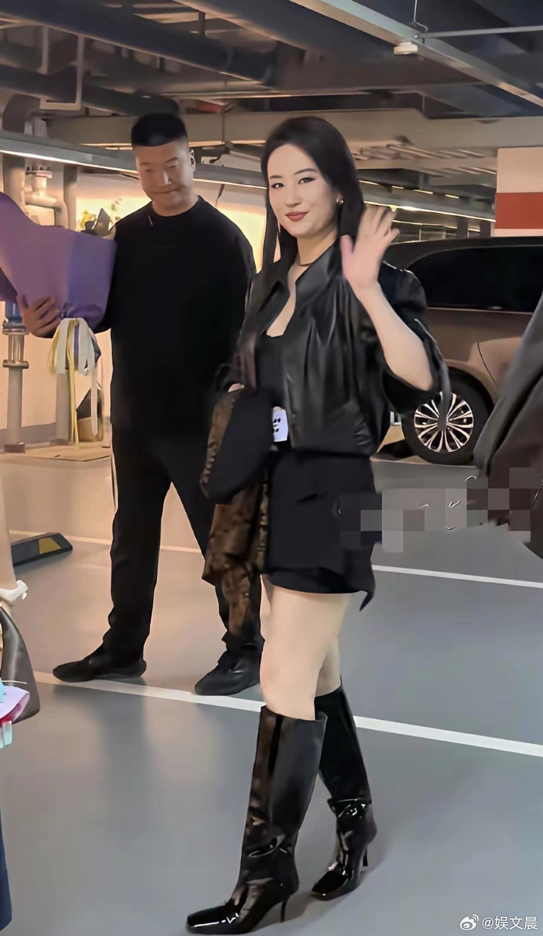 刘亦菲一身黑色皮衣+高筒靴，又美又飒，清冷气质配上酷飒穿搭，气场直接拉满，又仙又