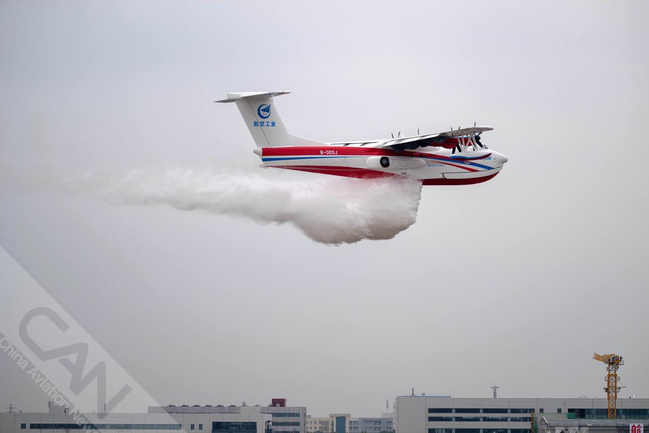 AG600在天津直博会现场进行投水表演，12吨水从天而降、精准倾泻，震撼全场。（