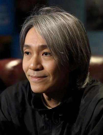他被尊重地称作“喜剧之王”。如今，周星驰已经63岁了。拍了很多爱情电影的周星驰，