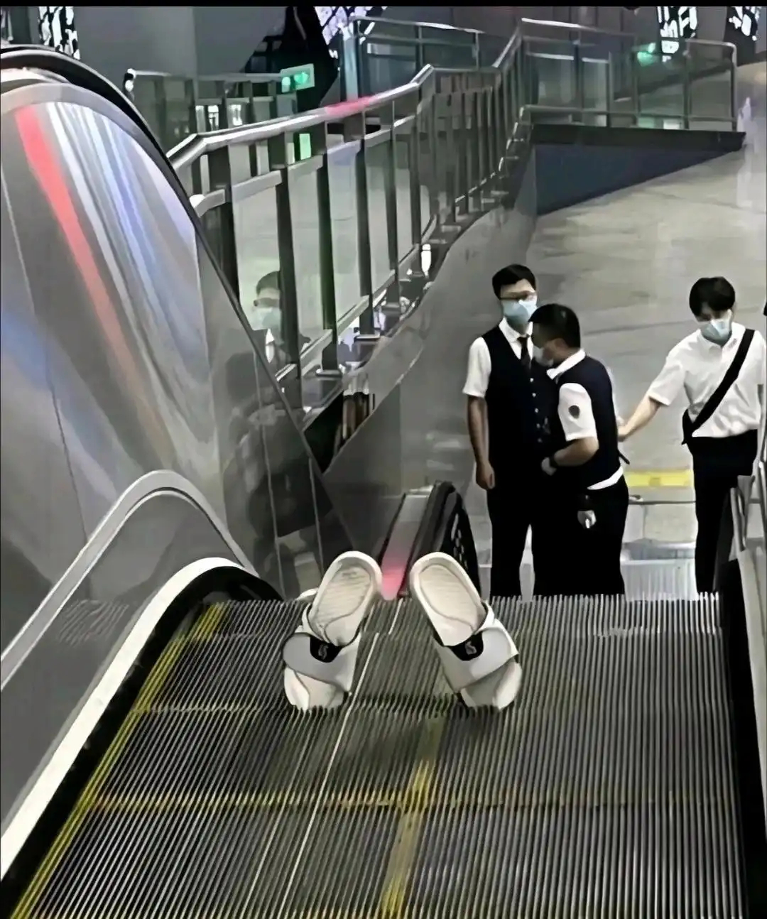 地铁上又多了个伤心的人。 