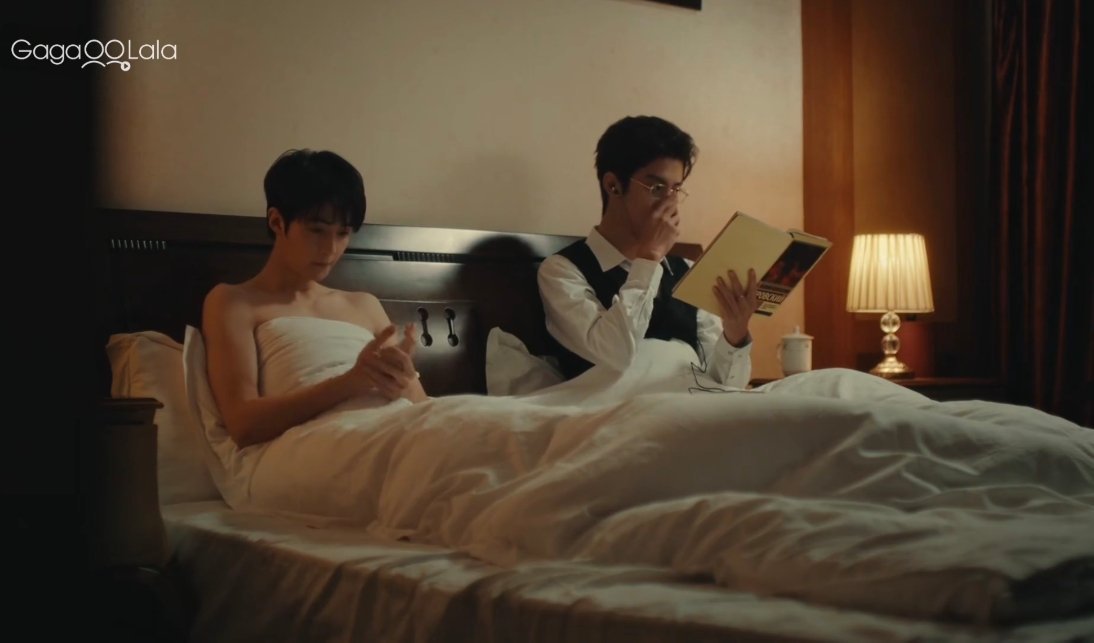 新婚夜一脸期待的妻子坐在丈夫旁边，但丈夫只顾学英语，并不碰妻子一下妻子有些委屈又