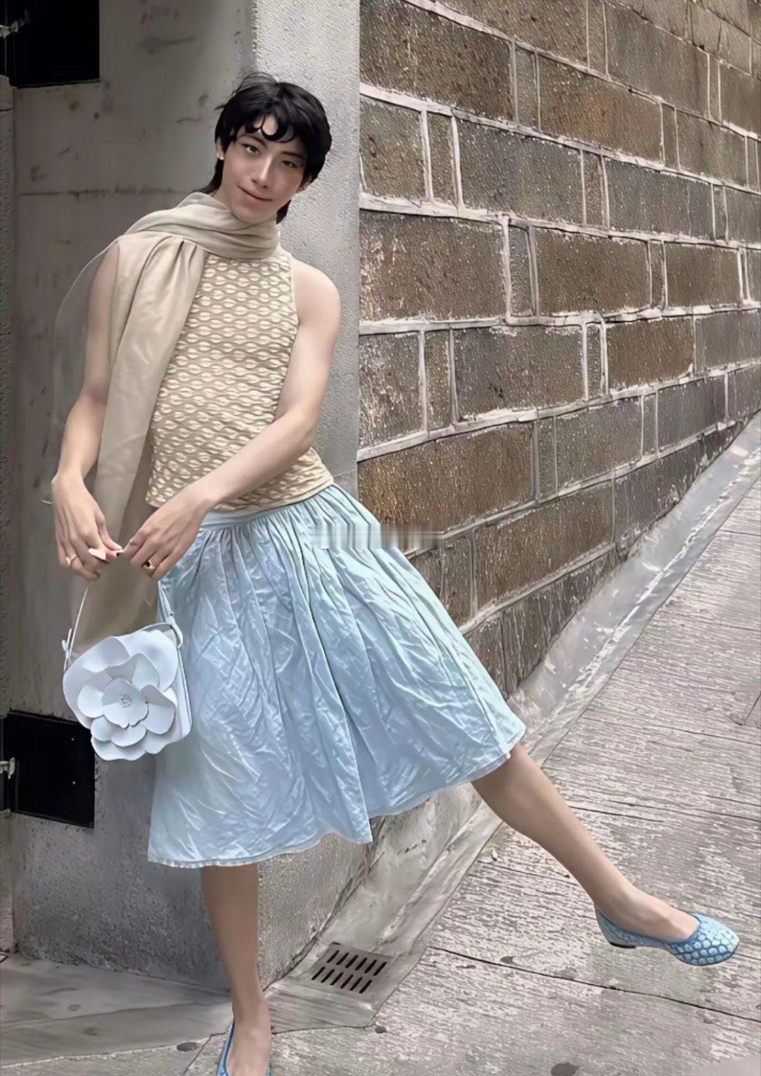 庾澄庆肯定陪伴儿子不多，所以他才变成这样，跟伊能静一样女性化了。 