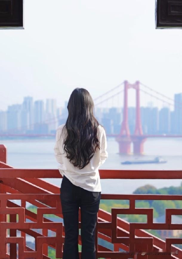 近日，湖北一位25岁的异地国企女员工很是苦恼。

她考上了离家380公里的异地国