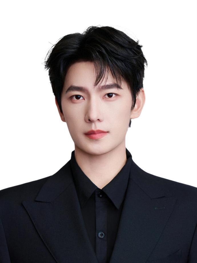 杨洋证件照黄金比例  杨洋证件照模板 纯色背景原相机直出无修，黄金比例骨相太抗打