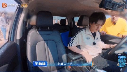 秦岚沈月抬起了2吨的皮卡秦岚沈月真的给女生长脸，两吨皮卡说抬就抬亲爱的客栈