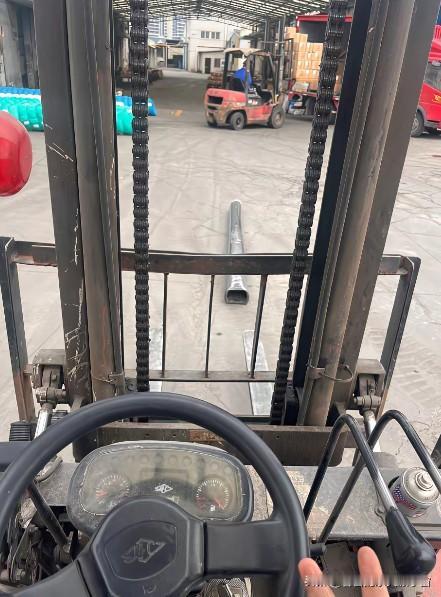 16块钱招的临时工里有个会开叉车的，人事找他谈话了。
人事部说：我看了你的履历，