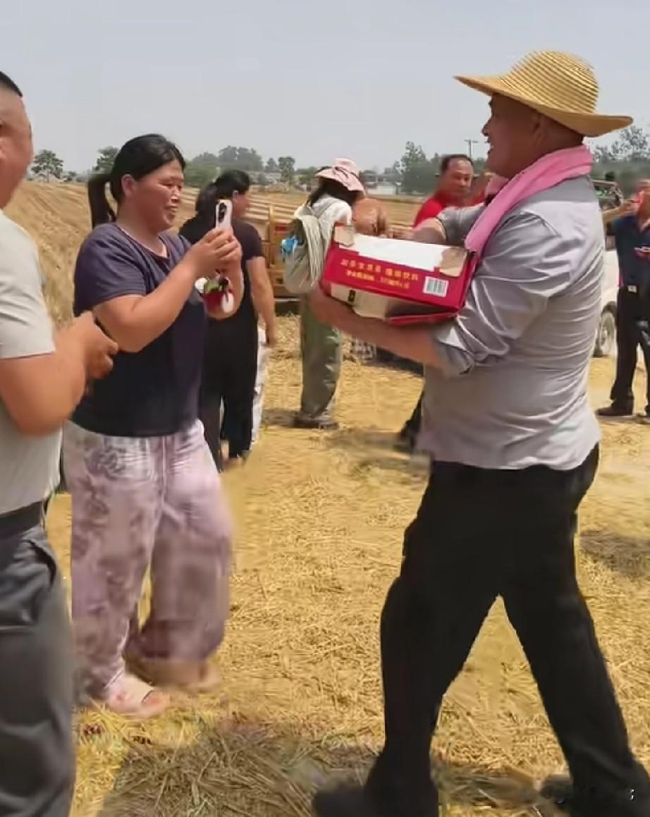 大衣哥朱之文农忙收割小麦呢，看到一些播主在太阳下直播，把家里的饮料都搬了出来，天