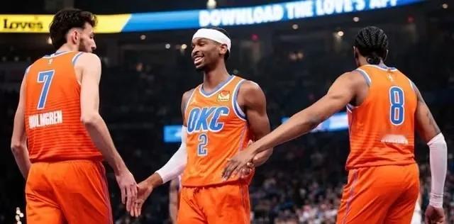 现役NBA各个位置最强的五人:

控卫:东契奇，26岁，场均35.3分、9.2篮