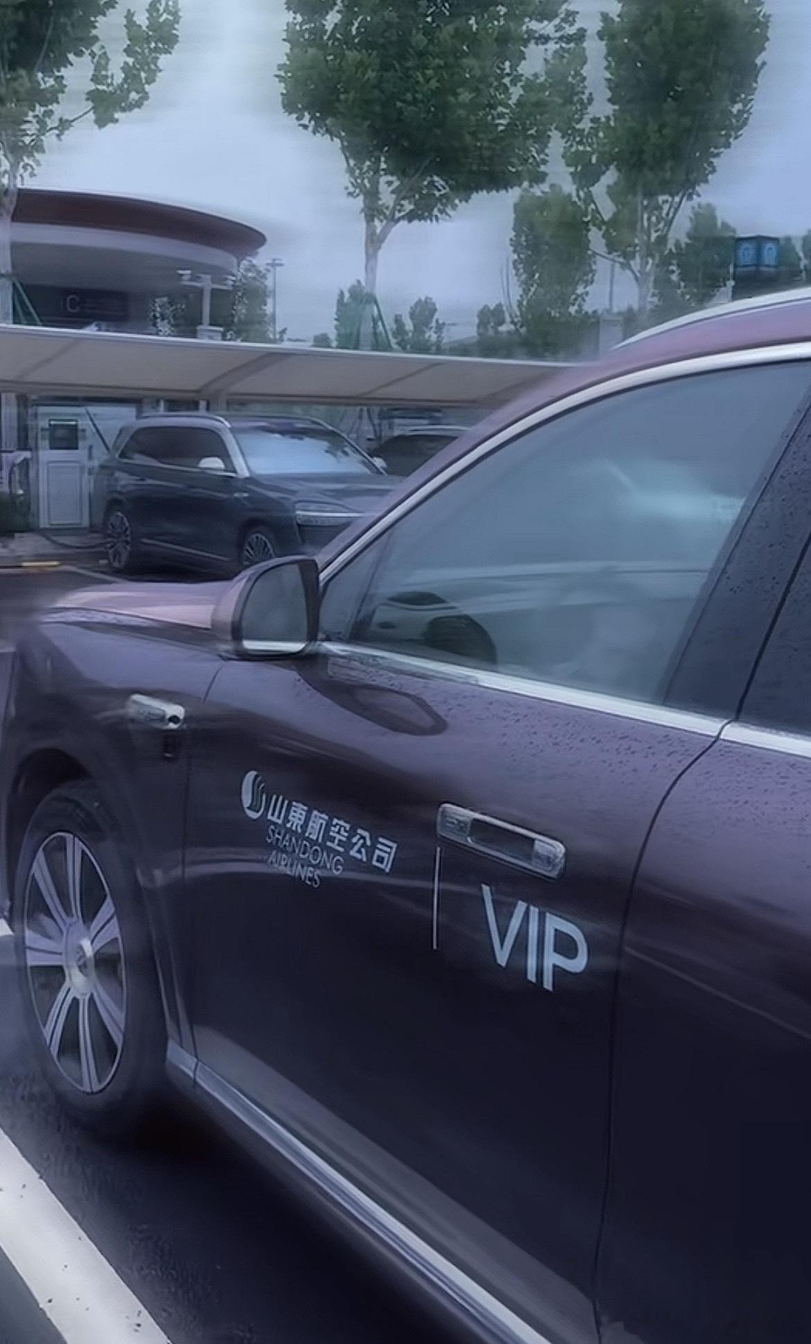 没想到问界M9已经成为山东航空VIP接驳用车。山航给我的感觉就是坐完不会有疲惫感