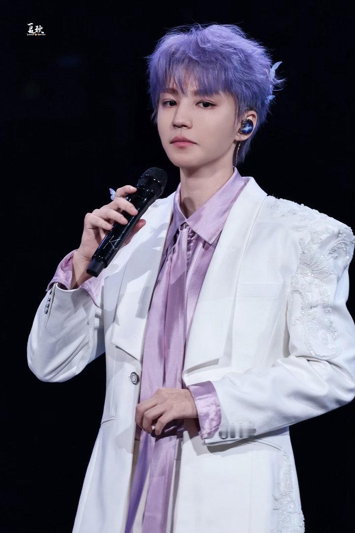 王俊凯演唱会手电筒3秒连成一片海王俊凯对粉丝说你们真的太美了 唱《生长》的时候王