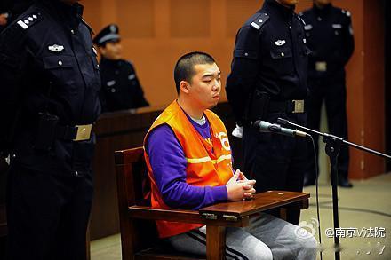 妻子出轨后拒绝复合，和别人同居，周某在争吵中将她掐晕，又用管子往嘴里灌水致其死亡