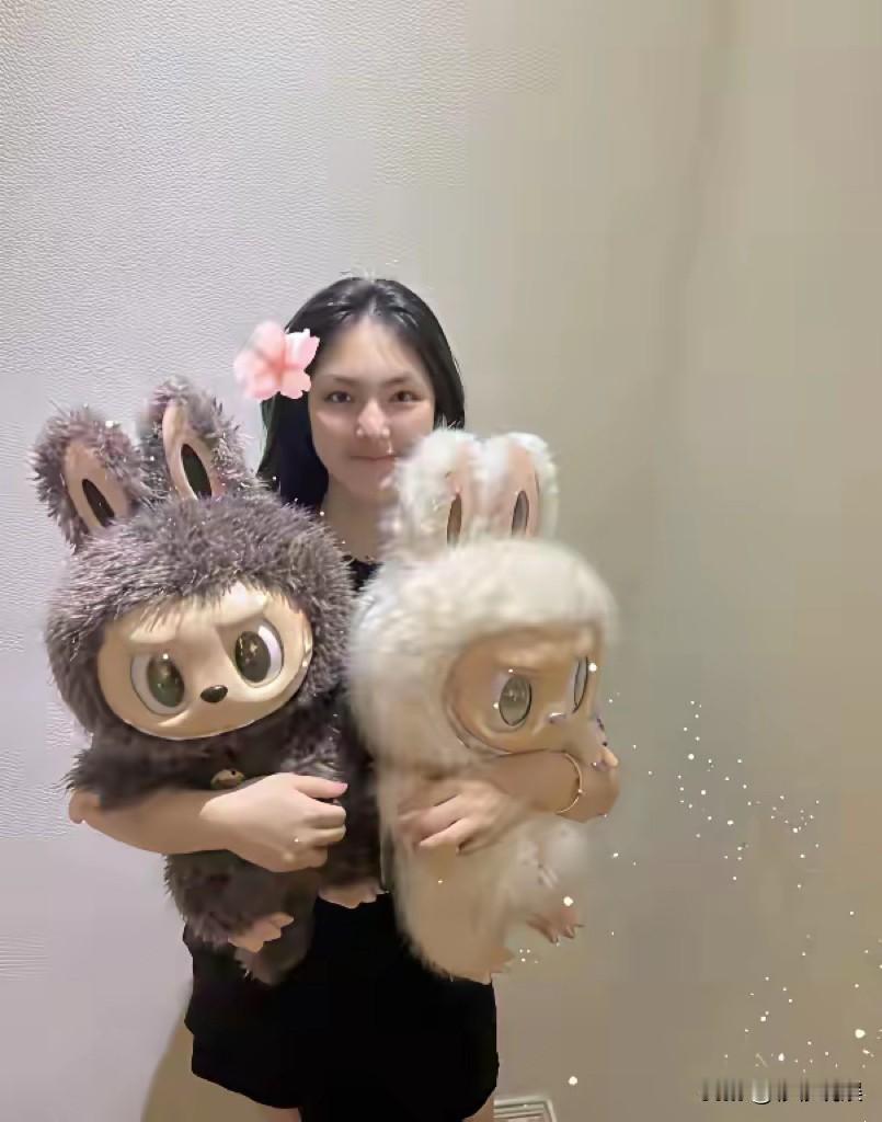 据说现在泡泡玛特火得一塌糊涂。

近日，李湘带王诗龄在泡泡玛特扫货，看她手抱着这