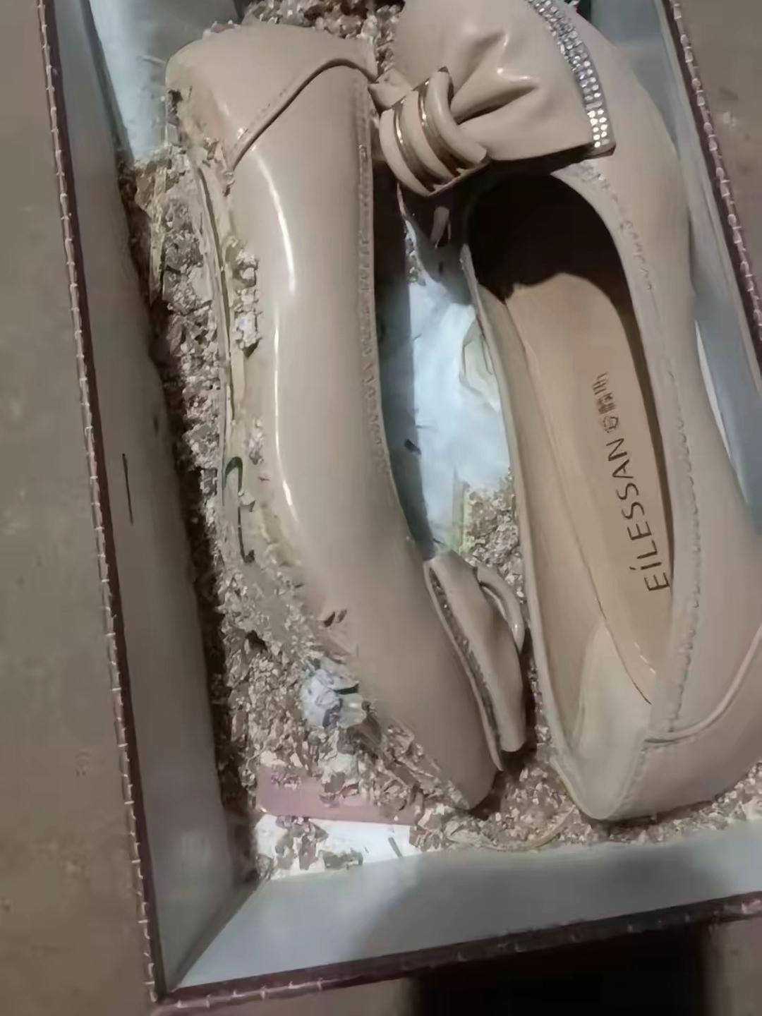 一双十年前的鞋子买了以后放起来忘了穿了，今天翻出来一看，竟然成了这样。
好多年不