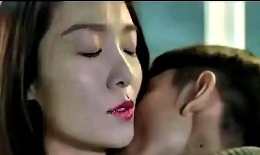 张一山拍《春风十里》那场吻戏，导演喊停了他舌头还留在齐溪嘴里。

我反复看了三遍