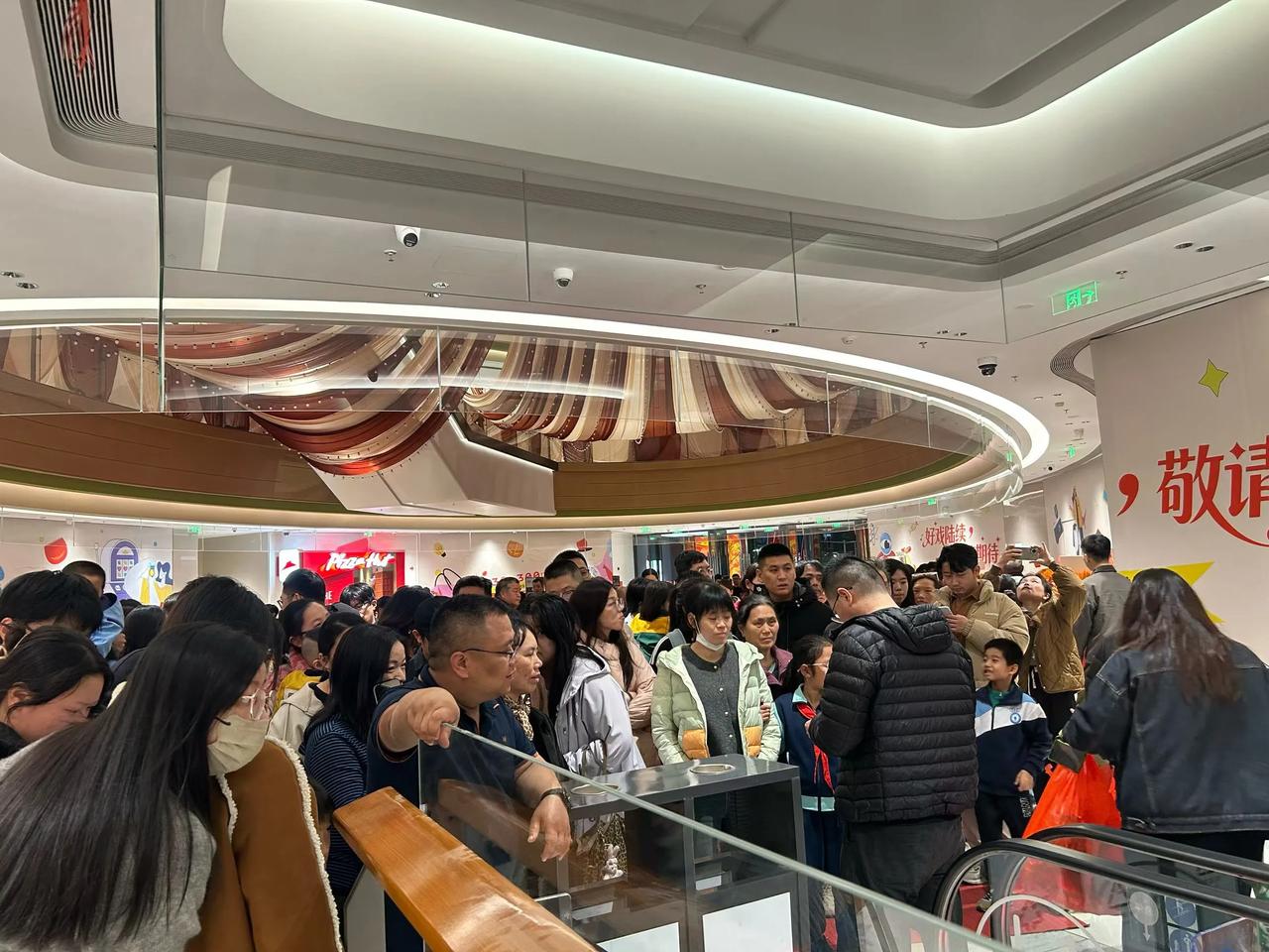 泉州超市开业好热闹，不管是鲤城万达开业，还是东海万科里的超市开业。手机信号都不好