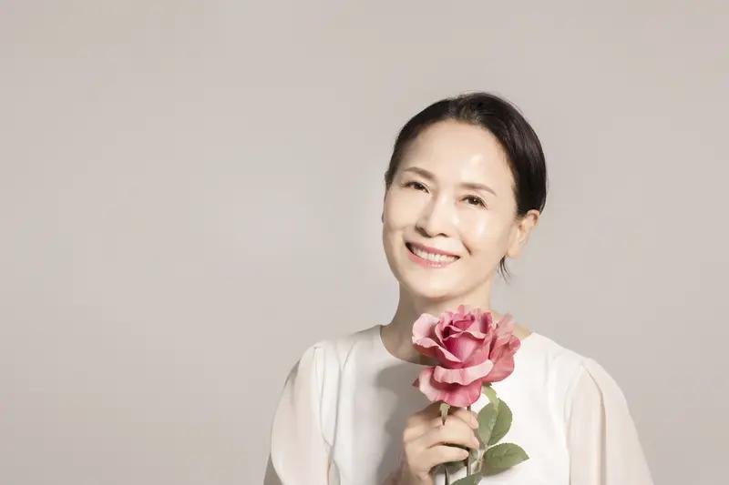 同事说，如今26岁左右的女人都会做医美。看看她不到么40岁的年纪皮肤特别白。
