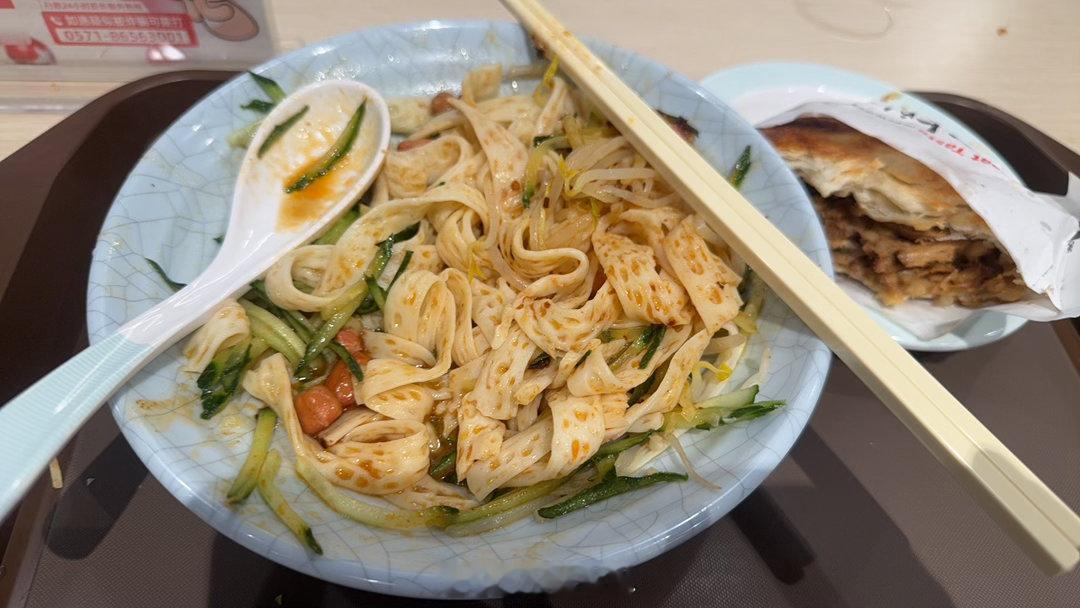 诶呀嘛，食堂新开的档口，咋这好吃？胖人，但吃光吃撑了[泪奔][泪奔][泪奔][泪