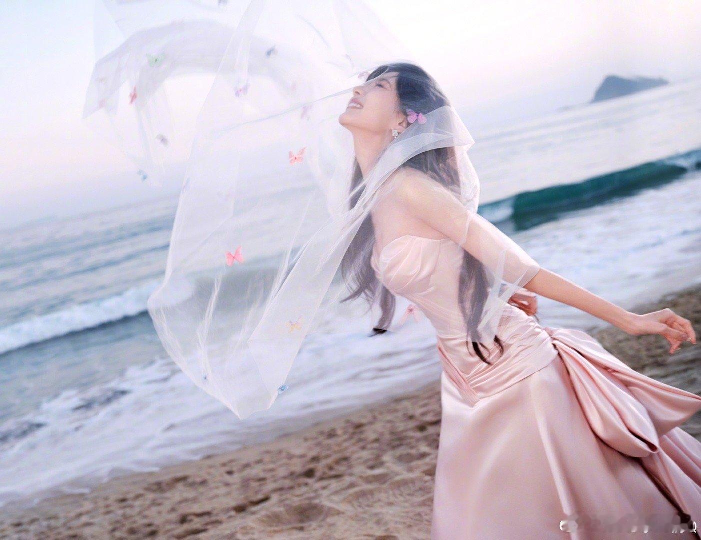 李一桐老娘与海哇哦🥳李一桐姥娘与海，哈哈哈哈哈哈，姐姐的文案好可爱😍 