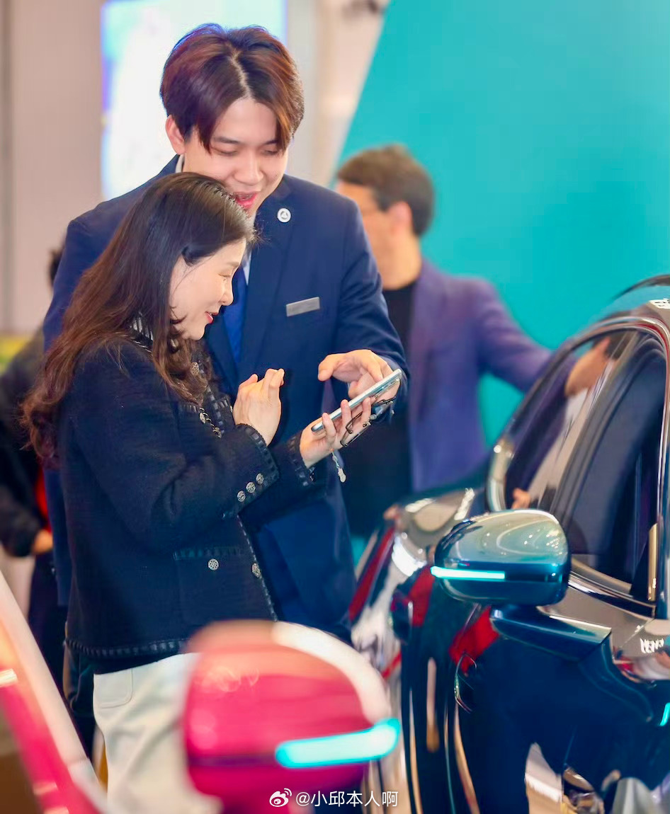 尚界Z7预售期间，95后用户占比超六成，精准锁定年轻市场。七成为1-2人小家庭，