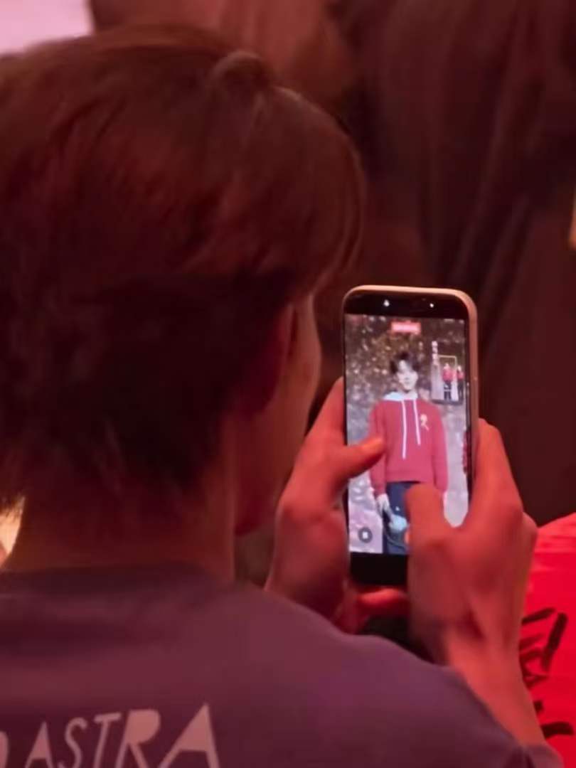 王鹤棣在台下拍刘耀文 王鹤棣给刘耀文拍直拍 王鹤棣给刘耀文拍直拍啦 