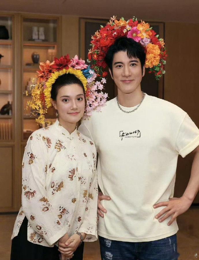 王力宏戴了泉州非遗簪花 被 泉州戴簪花的样子戳中！和侄女体验非遗文化好有想法，颜