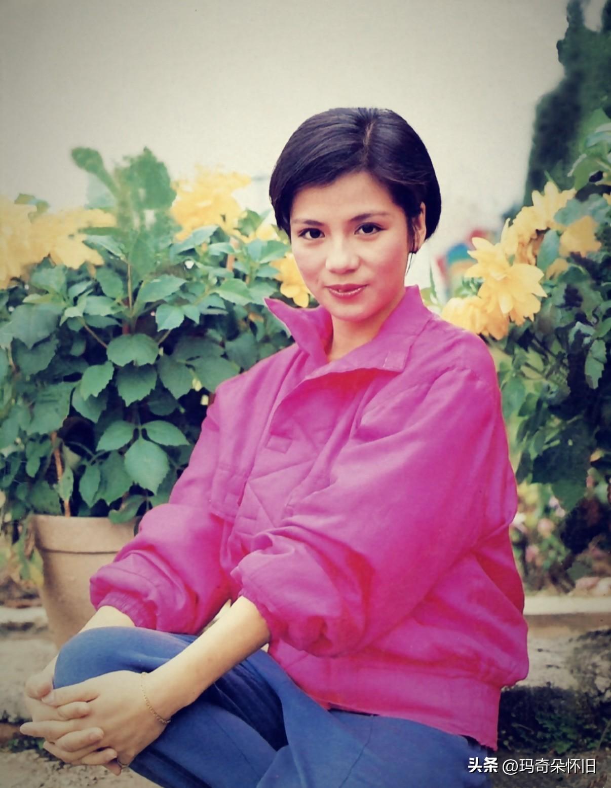 🌸翁美玲·定格」三月的春与花丛中的她
翻到一组老照片。
同一件玫红外套，同一片